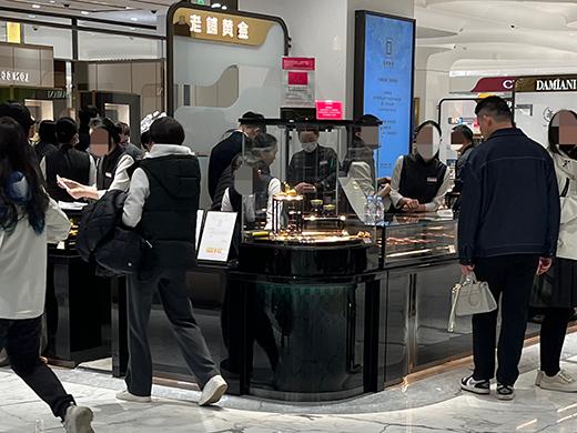 “一下子涨这么多,实在有点接受不了”,消费者对老铺黄金一夜涨25%“不满”