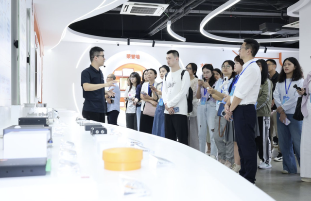 采访团在“硕橙科技”展厅了解厦门市“科技引领产业升级”成果。晨报记者 唐光峰 摄