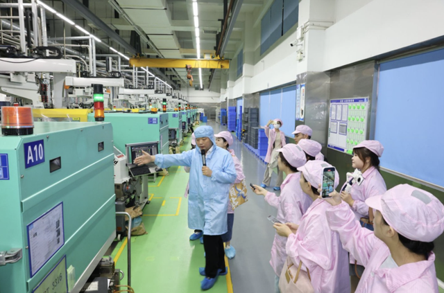 采访团前往厦门宏发电声股份有限公司注塑车间，了解企业实现全自动生产情况。晨报记者 唐光峰 摄