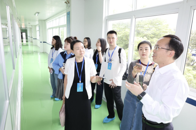 采访团走进汽车电子生产车间，调研企业自主研发情况。晨报记者 唐光峰 摄