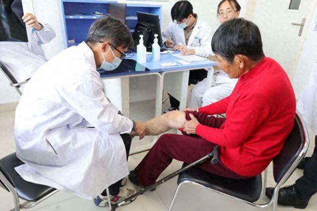 10月25日,多名北京知名专家到通用技术航天医科内蒙古包钢医院开展义诊活动。受访者供图