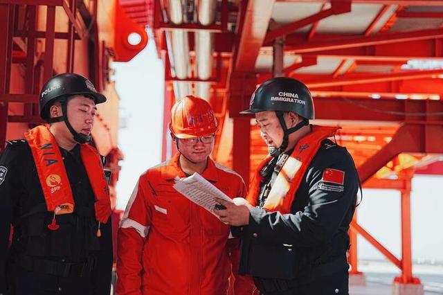 董家口边检站全程护航。马桂山/摄