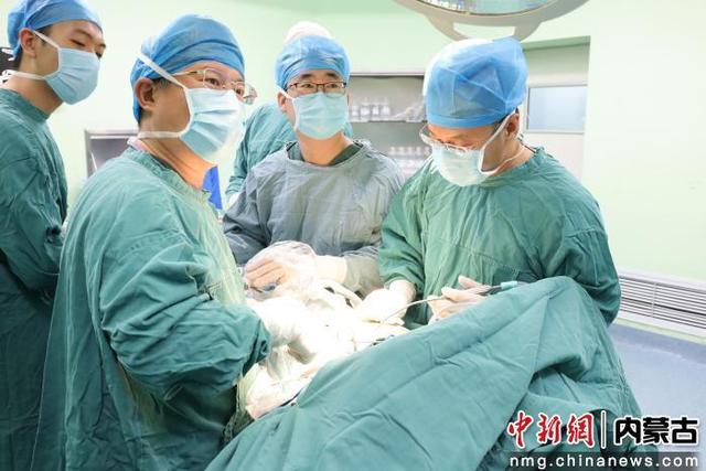 图为专家开展手术。