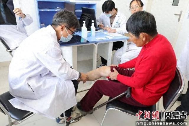 图为义诊现场。