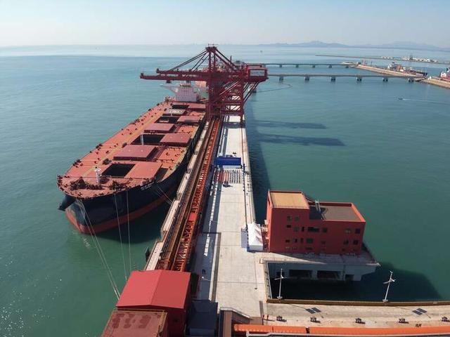 全国首个40万吨级干散货数智码头投产。马桂山/摄