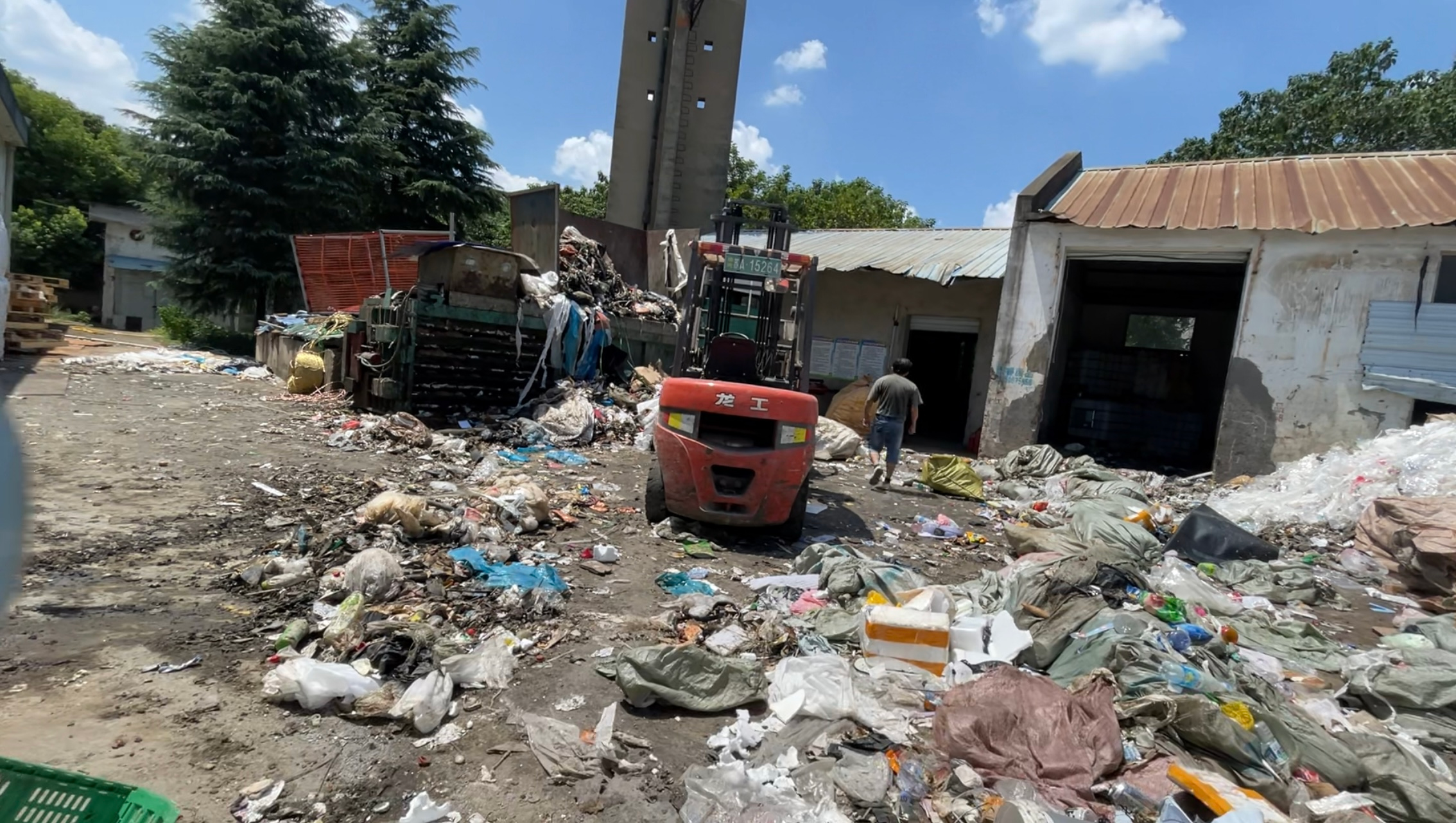 南京航睿再生资源有限公司，现场为垃圾回收站。