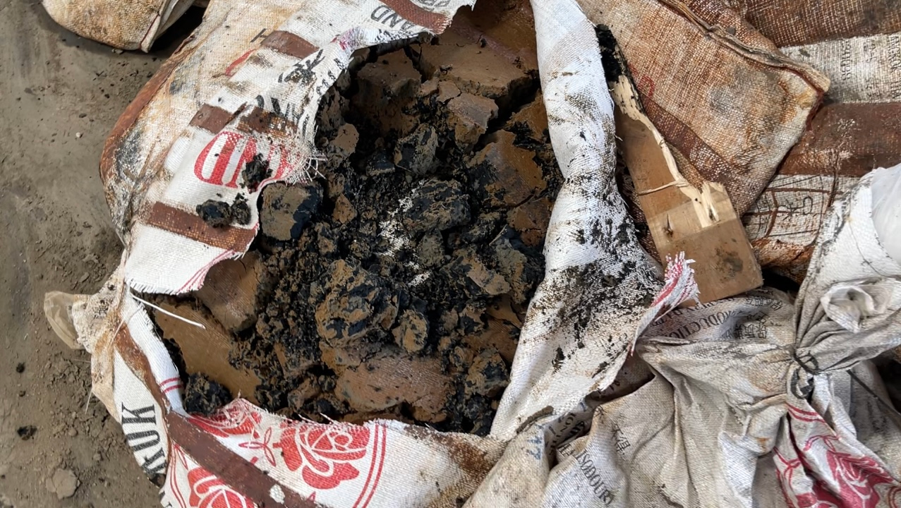 淮安辰能生态农业科技有限公司内，有的污泥原料因密闭发酵，散发恶臭。