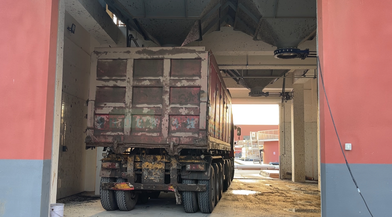 江苏今世缘酒业股份有限公司南厂区的污水处理站，货车装污泥。