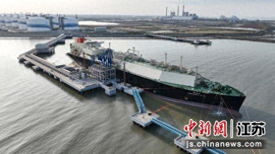 “绿能星”轮在盐城港滨海港区LNG码头等待出海。李俊 摄