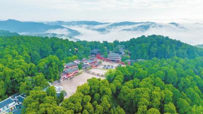 古柏掩映的七曲山大庙。