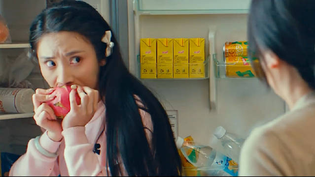 女孩一顿吃几十斤食物，却还是饿得头晕目眩！