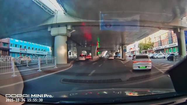 视频：网友质疑EQM5危险驾驶行为