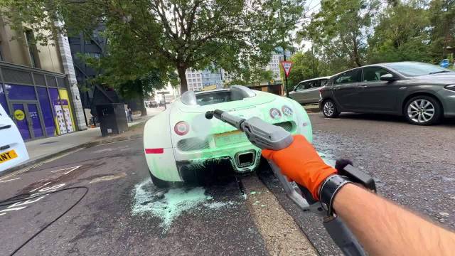 沉浸式体验给千万超跑洗车