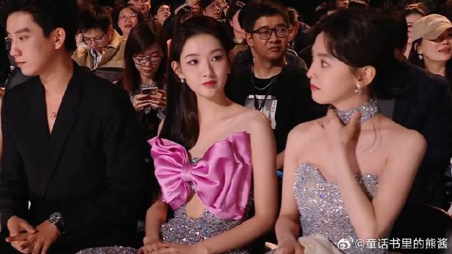 同样都是抹胸礼服，章若楠王玉雯同框，到底谁更美一目了然丨星光