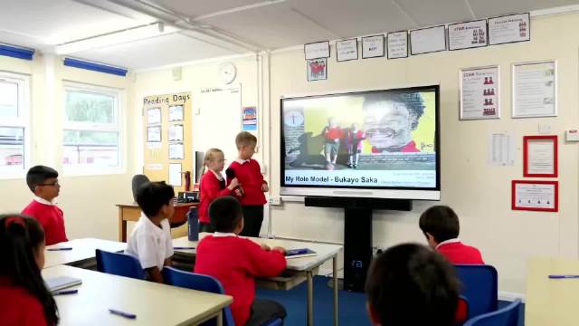 萨卡重返母校感动落泪，兑现6岁承诺赠恩师兰博基尼