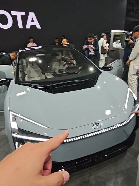 全新卡罗拉概念车亮相2025日本移动出行展