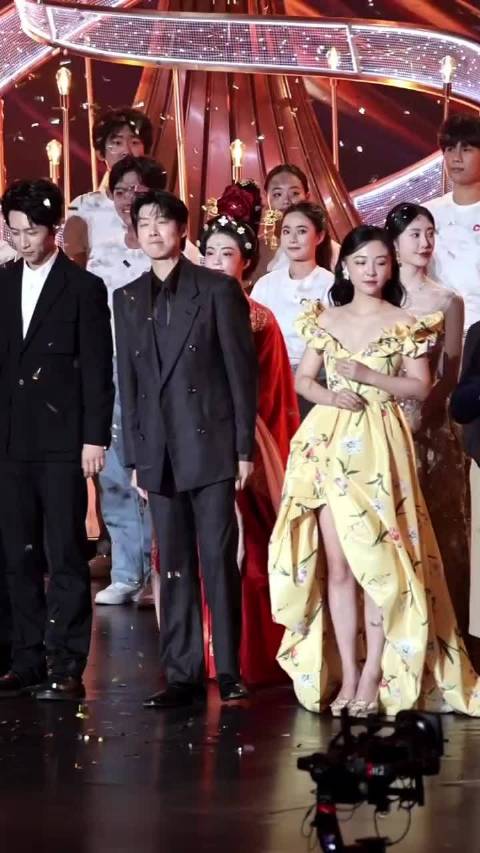 魏大勋教魏晨抖彩带动作可爱引关注