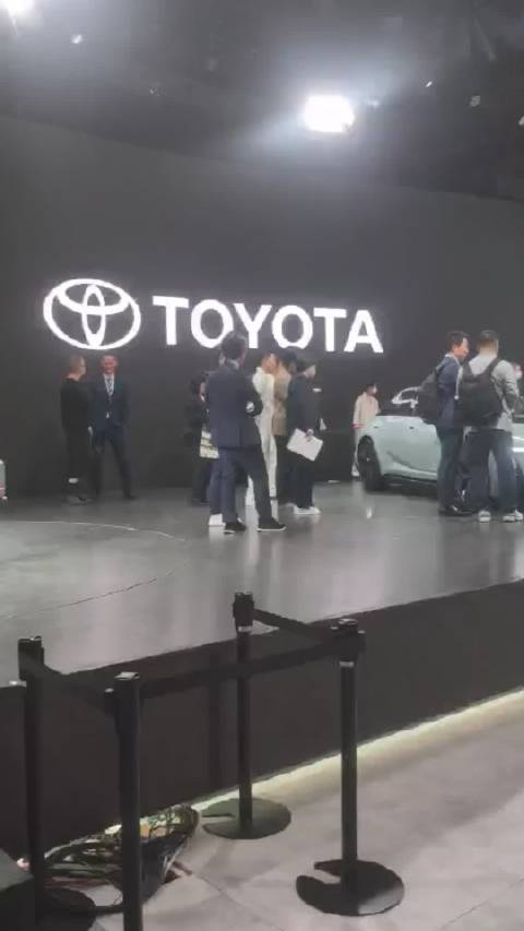 丰田卡罗拉概念车亮相东京车展，贯穿式大灯吸睛