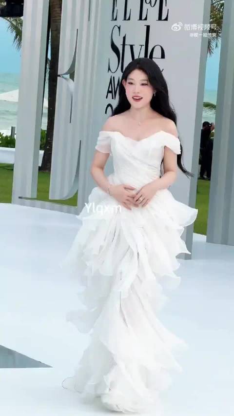 沈佳润造型师审美在线，多套造型展现明媚少女感