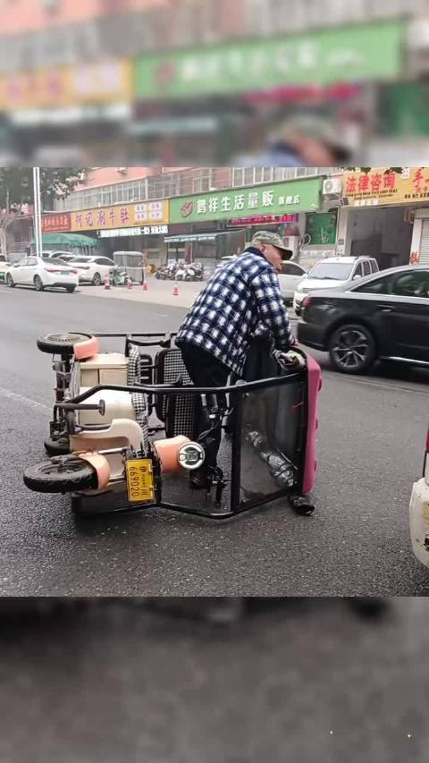 伊川城管巡逻途中帮扶侧翻车老人