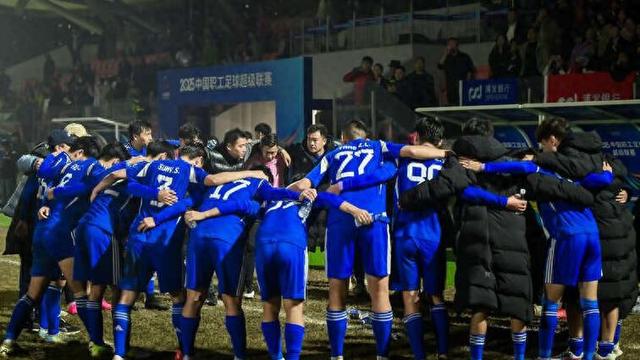 10月29日,2025中国职工足球超级联赛半决赛,浦发银行队队员在点球大战前互相鼓励。主办方供图