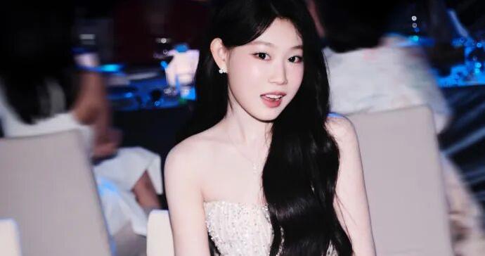 小沈阳女儿沈佳润红毯首秀，身穿白色薄纱长裙落落大方，被赞“审美在线”