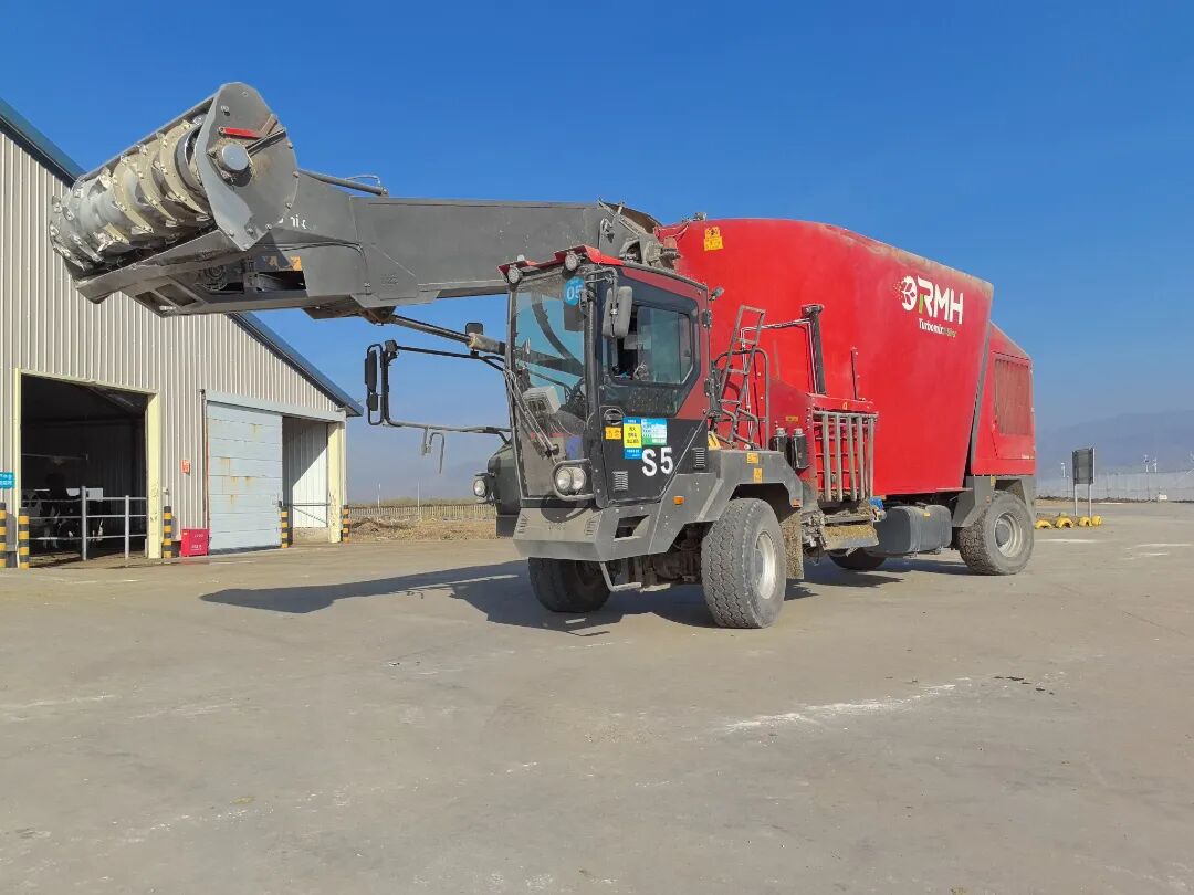 ▲TMR(全混合日粮)搅拌车。