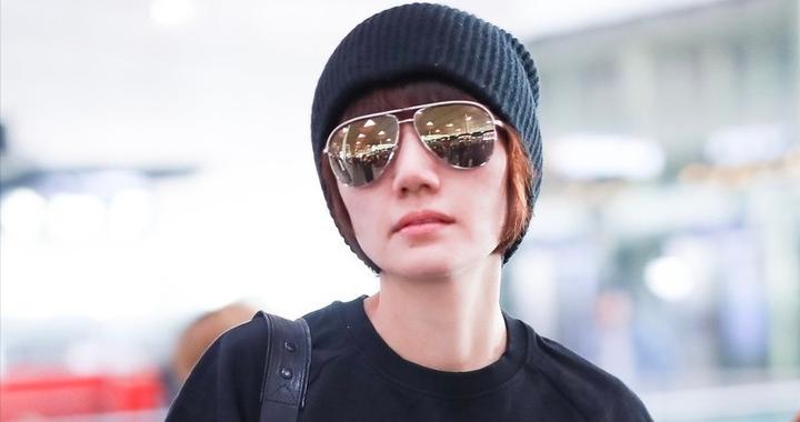 48岁袁泉高级感无敌了，连穿卫衣+牛仔裤都这么时髦，美出国际范