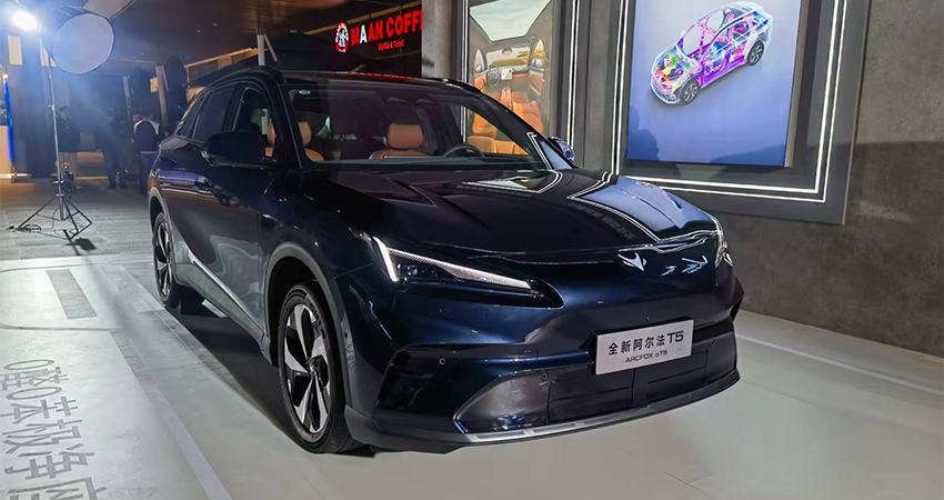 极狐全新阿尔法T5限时10.98万元开售！全球首搭骁龙8775舱驾一体芯片，支持城市NOA