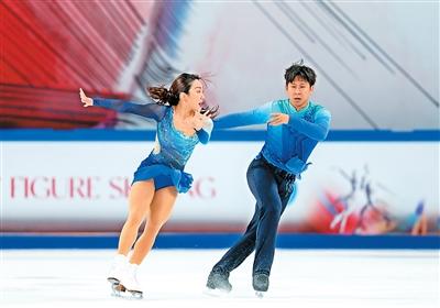 隋文静(左)/韩聪在自由滑比赛中。新华社记者 黄伟摄