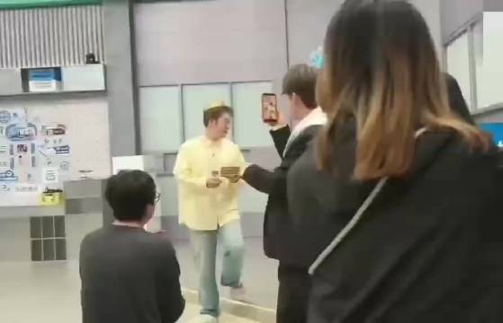 娄艺潇刘维节目现场为杜海涛庆生