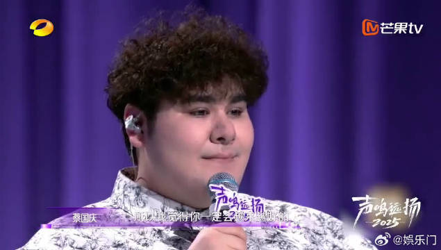 蔡国庆穿红西装曾遭羞辱，如今暖心开导后辈