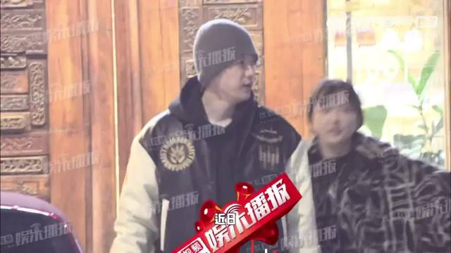 刘芮麟和老婆一起吃过饭，散步回家途中亲密接吻，好甜啊