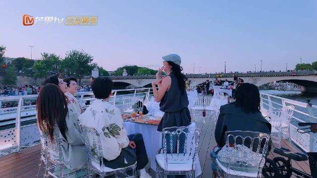 赵昭仪塞纳河游轮热情社交展现亲和力
