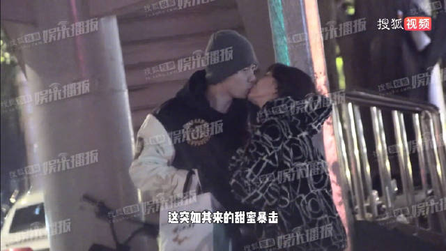 刘芮麟与妻子路边拥吻被拍