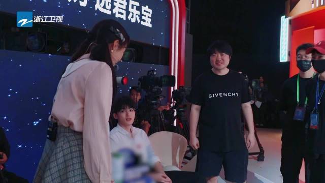 关晓彤吴彤面对面聊天未认出对方，录制现场笑料不断