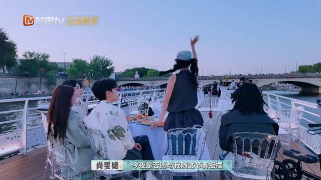 赵昭仪塞纳河主动挥手自我介绍，亲和力圈粉