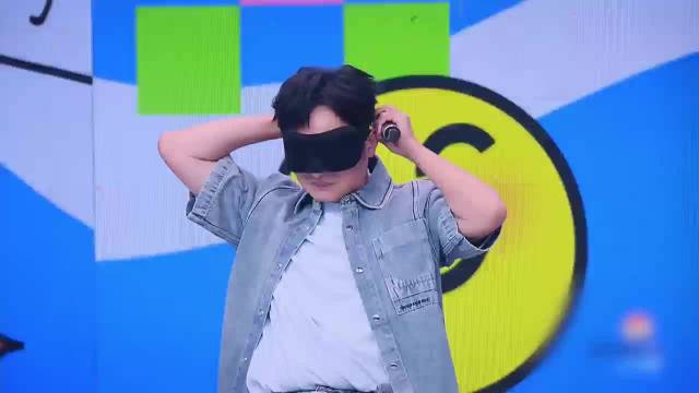 李维嘉节目吃西瓜变身榨汁机