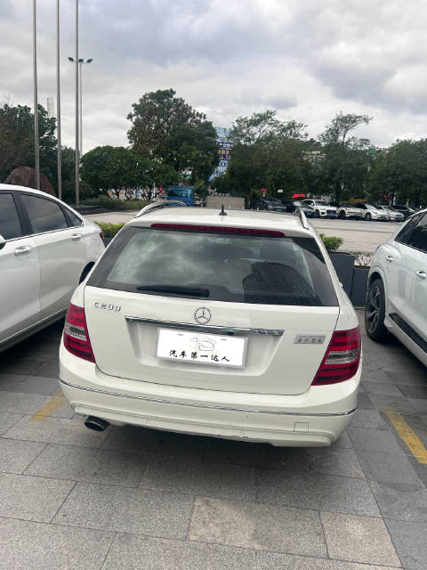 白色奔驰C200旅行车，既能装下野心，又不弄丢温情