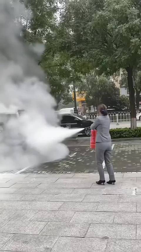 陕西一哈弗猛龙突然起火 灭火器根本没用：烧成框架