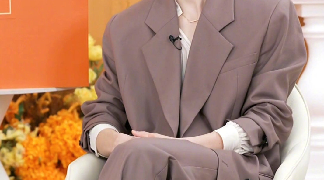 张凌赫直播下厨做面展示厨艺，自称腹肌天赋异禀