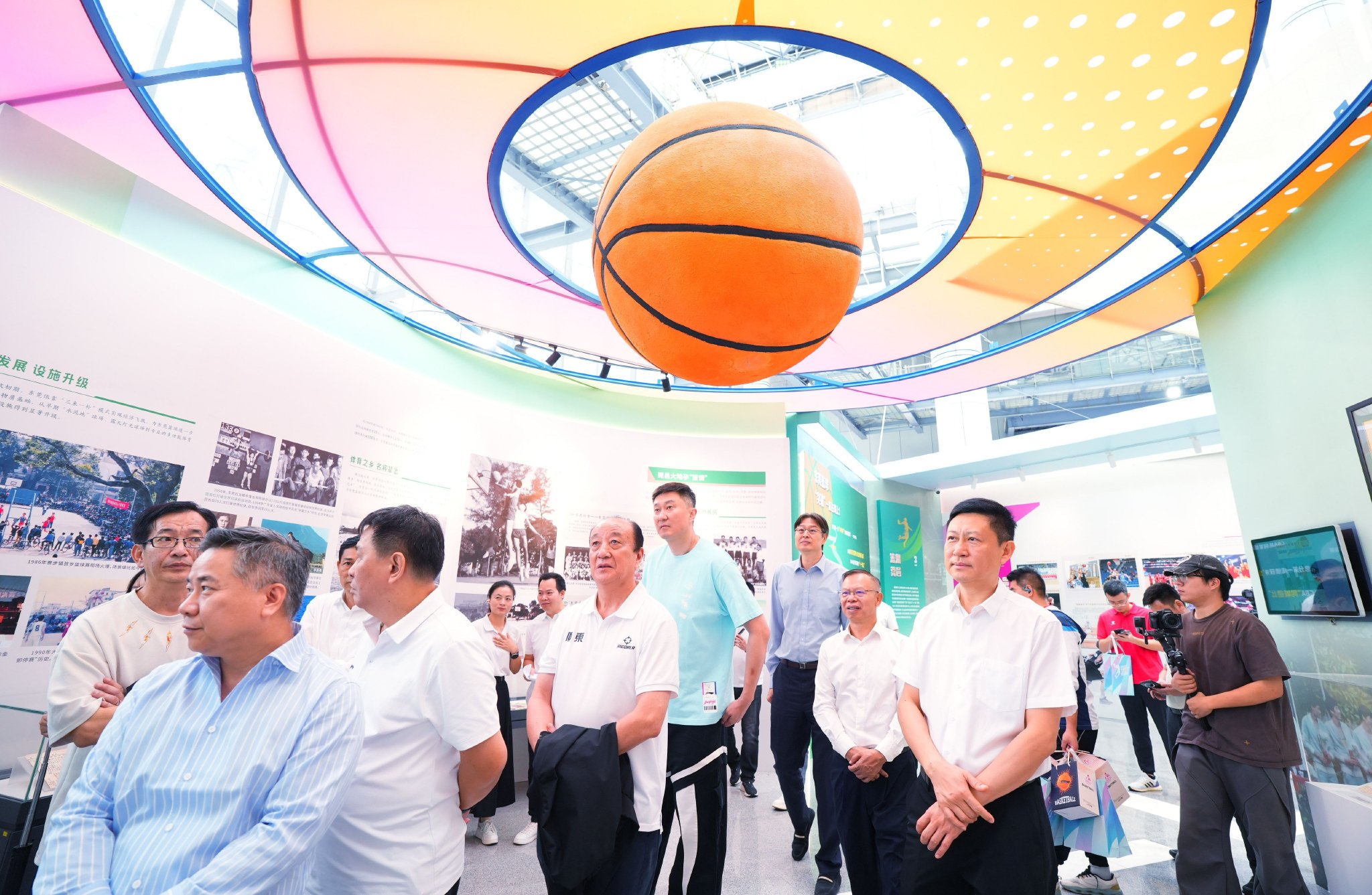 穿越“篮球时空”！十五运会东莞赛区篮球文化主题展开幕