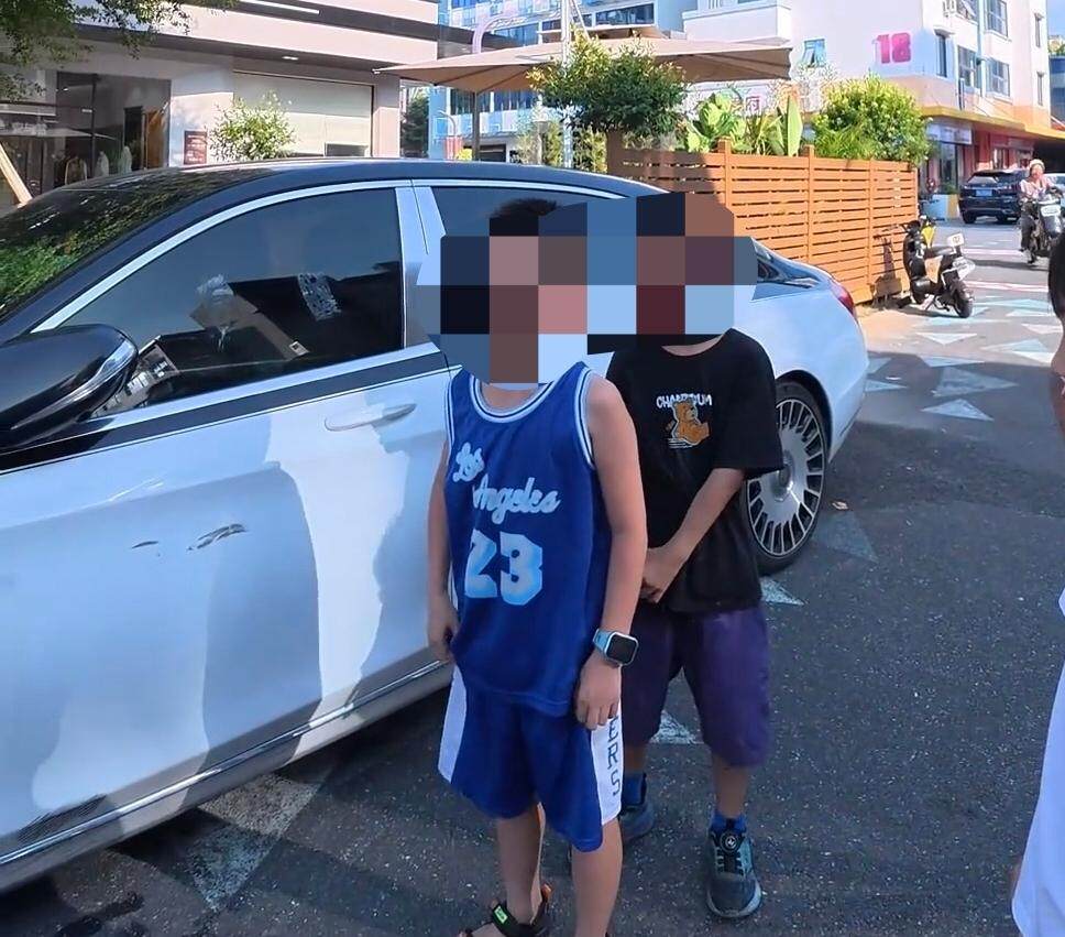 广州一男孩不慎刮蹭迈巴赫后，原地等待并愿赔偿1000元