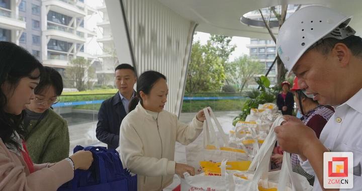 荣县：重阳送暖 情系一线农民工