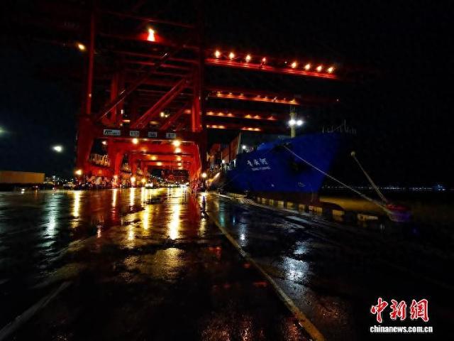 “青云河”轮30日靠泊上海外高桥口岸。(外高桥边检站供图)