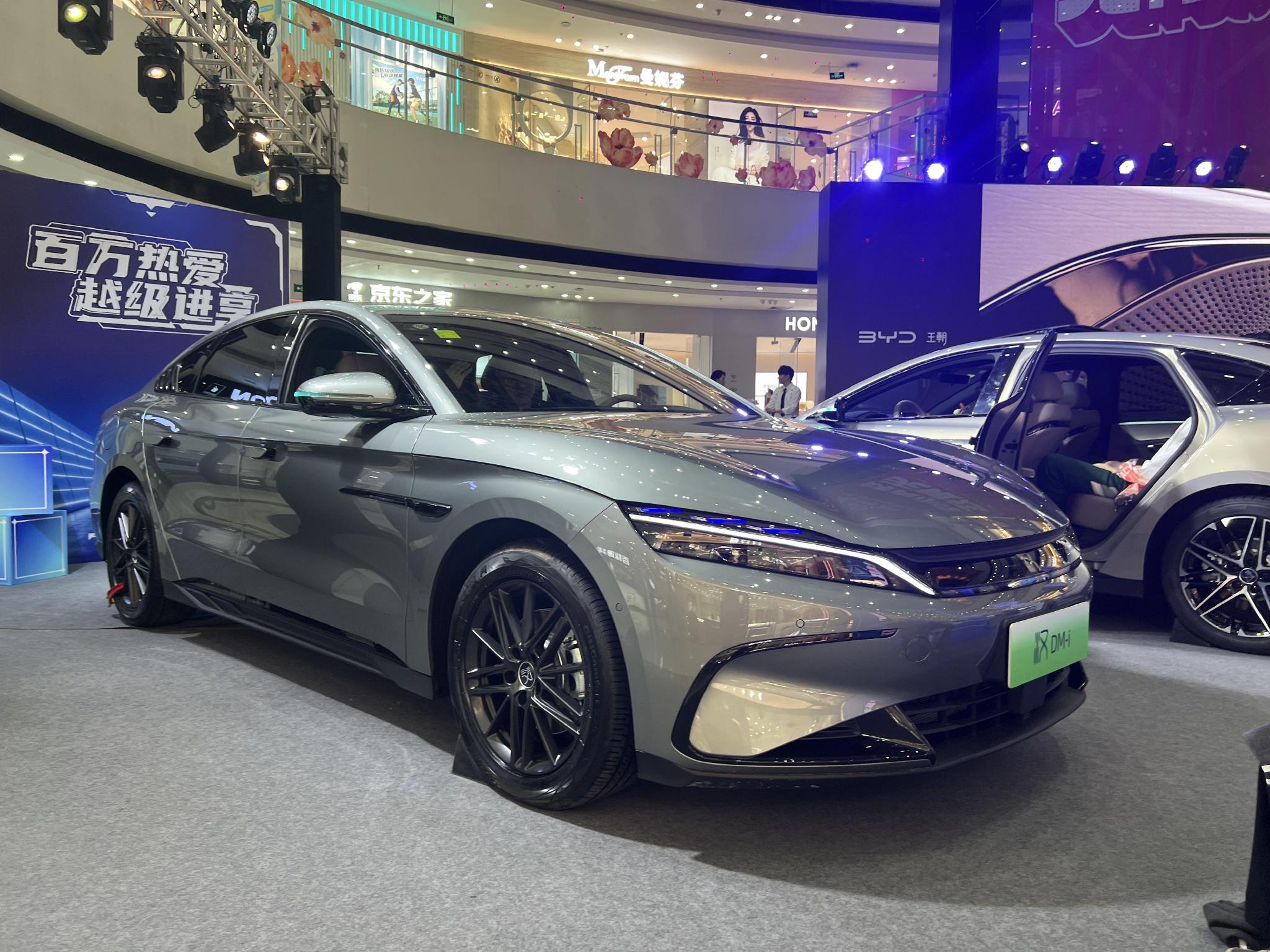 续航和智能“扬长补短”，比亚迪汉双车登陆广州