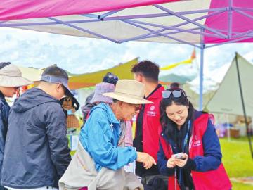 中国移动四川公司流动营业厅为阿坝州阿坝县麦尔玛镇莫哇洛村草原上的牧民提供暖心服务。