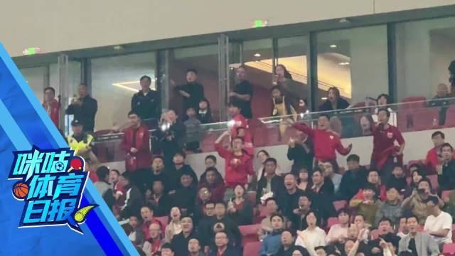 武磊看台时刻关注球队赛况，心系球队