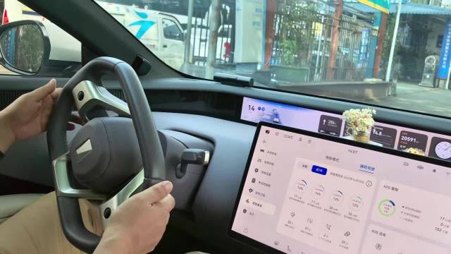 阿维塔12智能辅助驾驶成功应对窄路会车