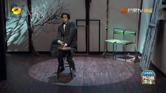 此刻舞台上的已经不是@李腾飞ltfest ，而是一只进入人类社会的猿